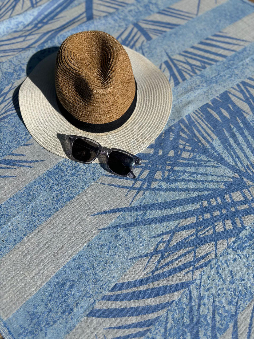 Lightweight, quick-dry beach towel made from 100% Aegean cotton, Egyptian cotton, and Turkish cotton.