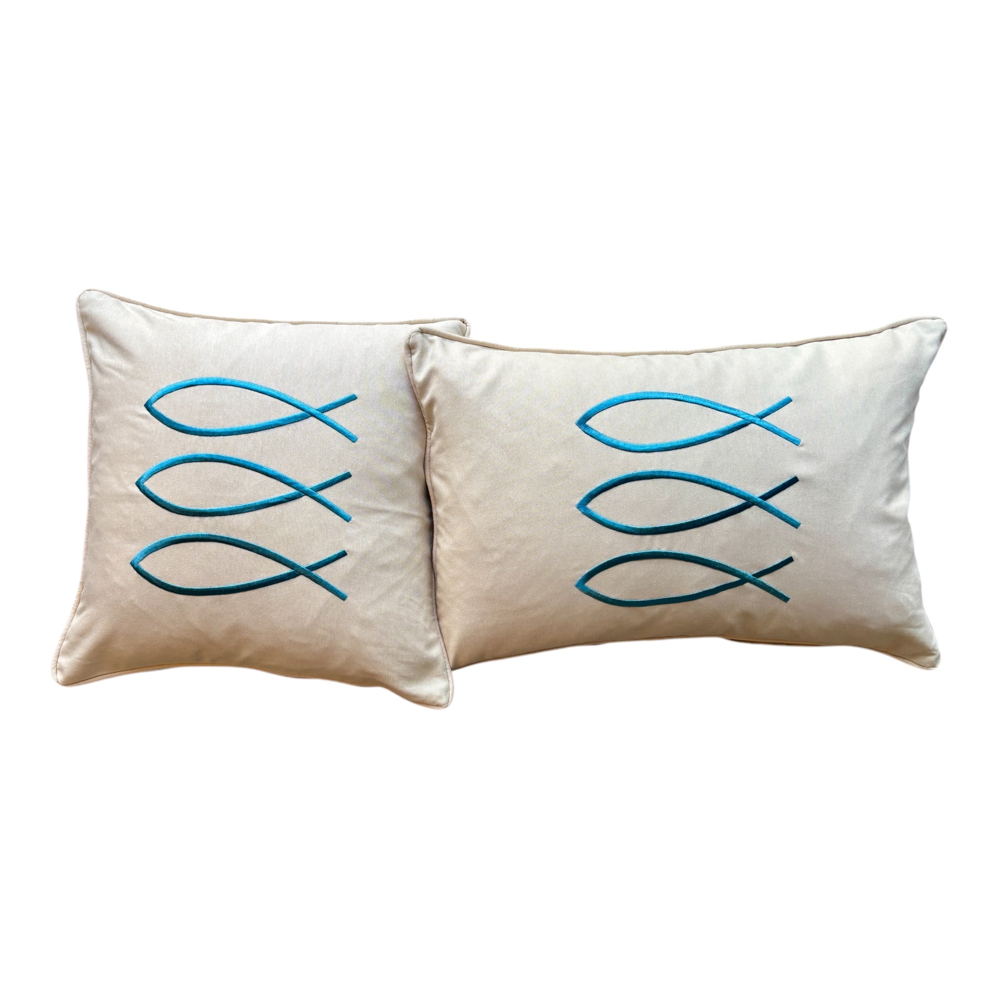 Trifin decorative pillow in sand color, measuring 14 x 20 inches (35 x 50 cm), featuring three overlapping teal fish-shaped embroidery designs on a rectangular beige fabric.