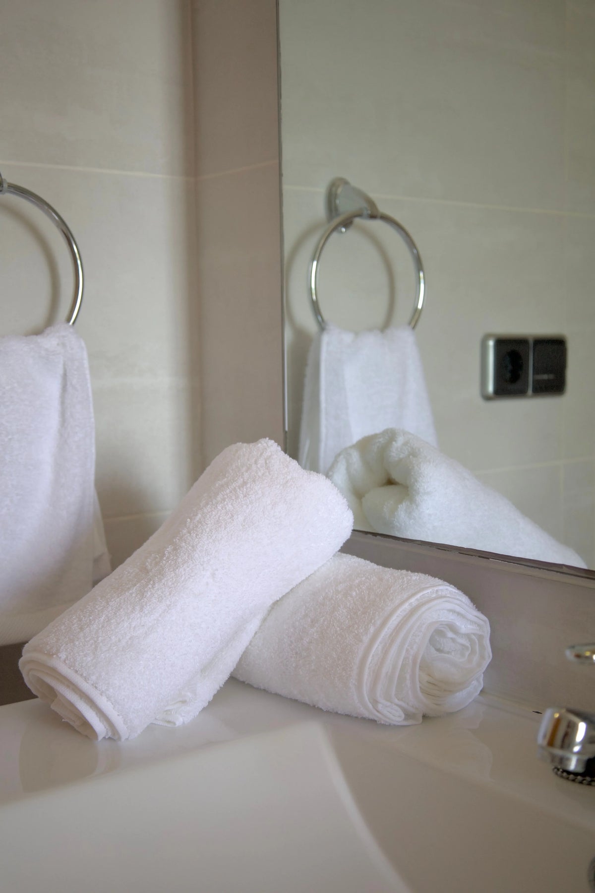 Why Hotels Use White Towels And Should You Do the Same At Home?